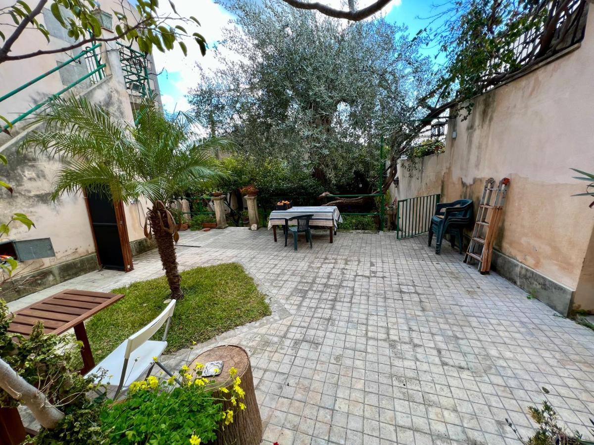 Вилла House With Garden Ното Экстерьер фото